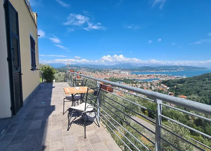 منزل ريفي La Pietra 1 E La Pietra 2 لا سبيتسْيا